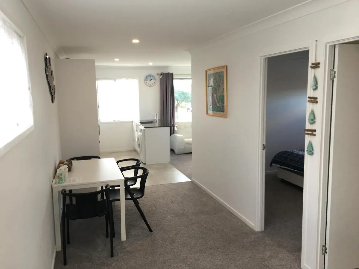 2bd Family Or Couple Upstairs Near Turf Club, Hota In Bundall