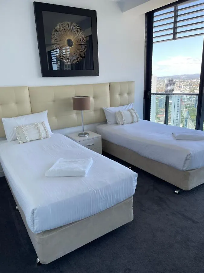 公寓 4 Bedroom Luxury Sub Penthouse Oracle Broadbeach Level 31 Magnificent Views 260m2 Family Skyhome Sleeps 8 Adults And 2 Children, Sofa Bed Portacot, High Chair To Everything Skyhome 5 Star
