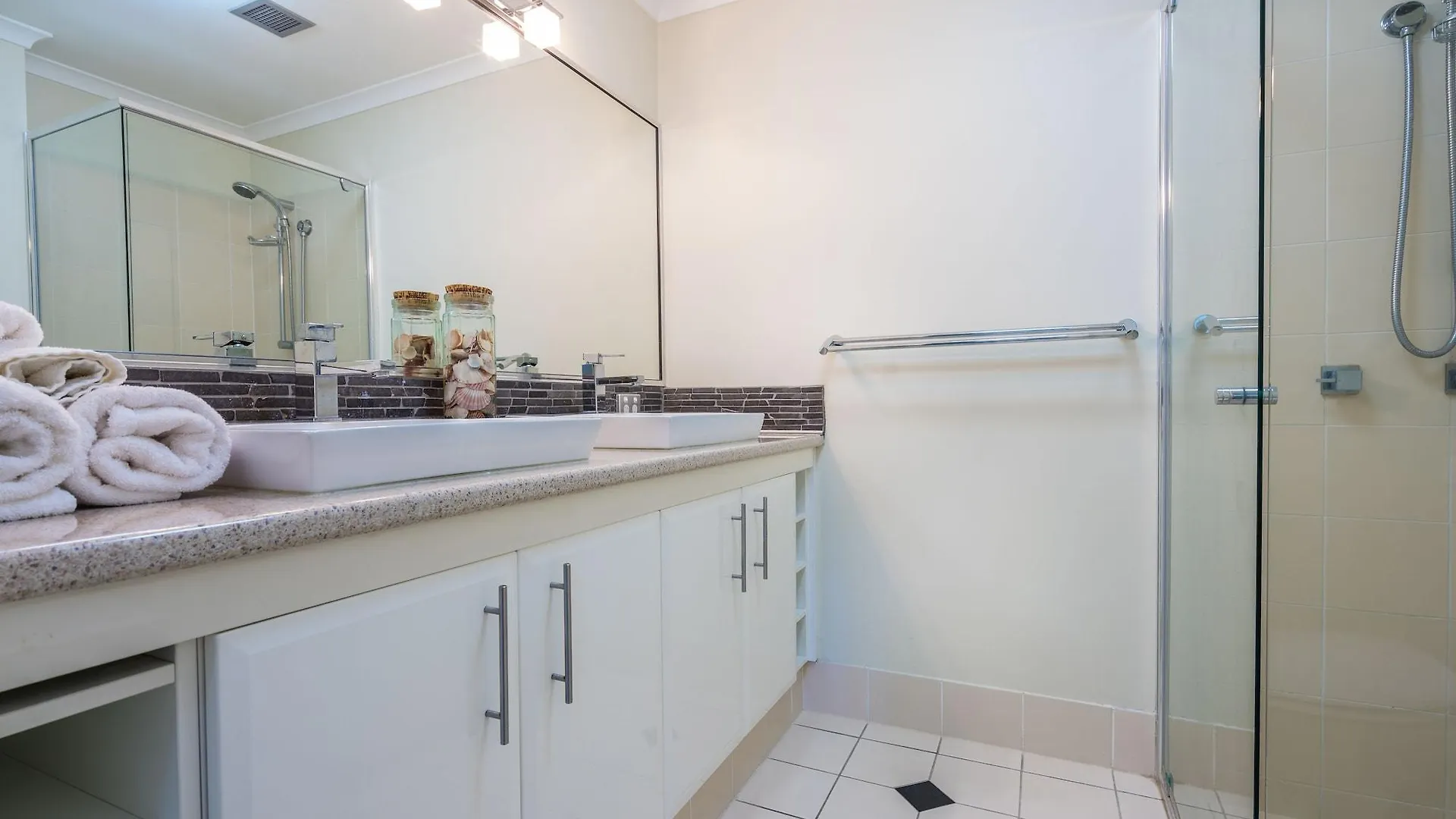 Aparthotel Currumbin Sands On The 4*