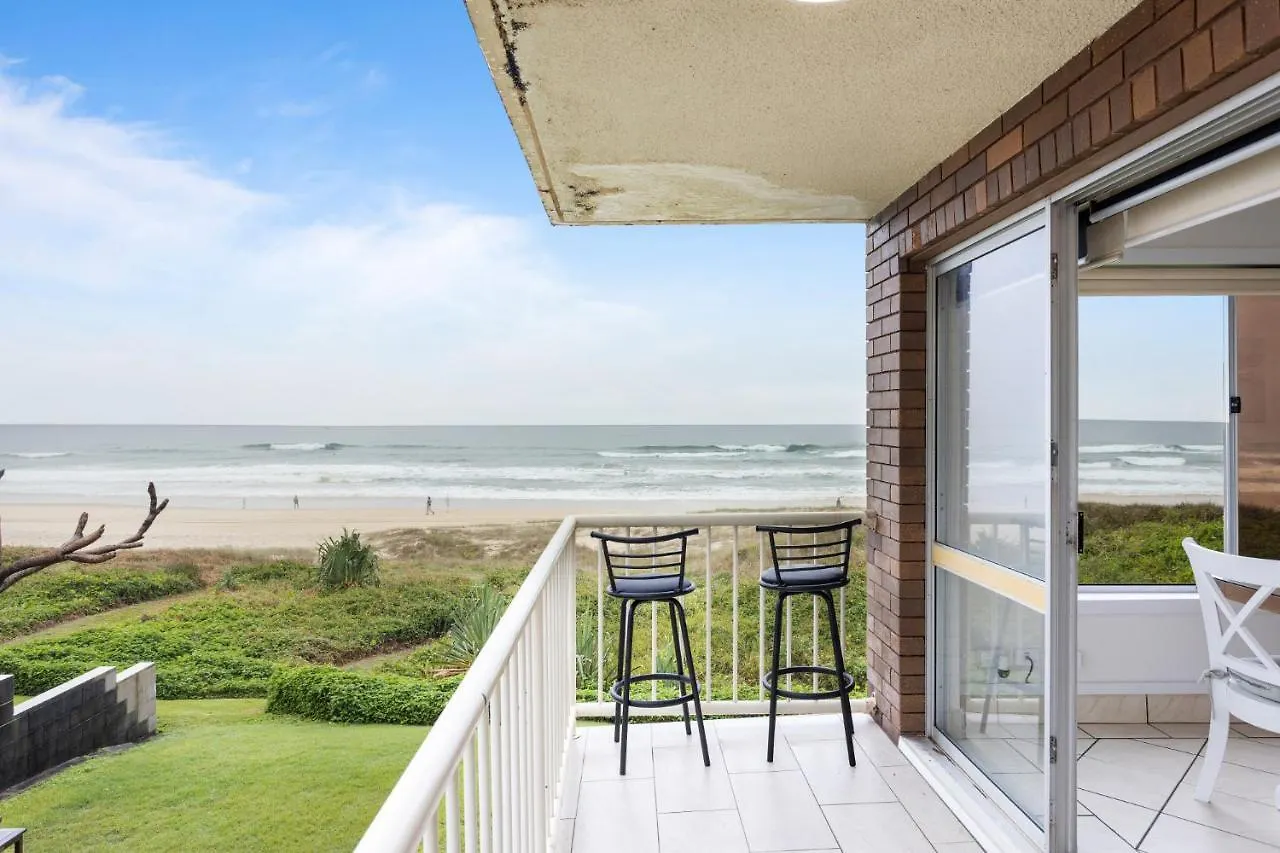 Lejlighed Wake To Waves In Spacious 3-bed Beachfront Unit