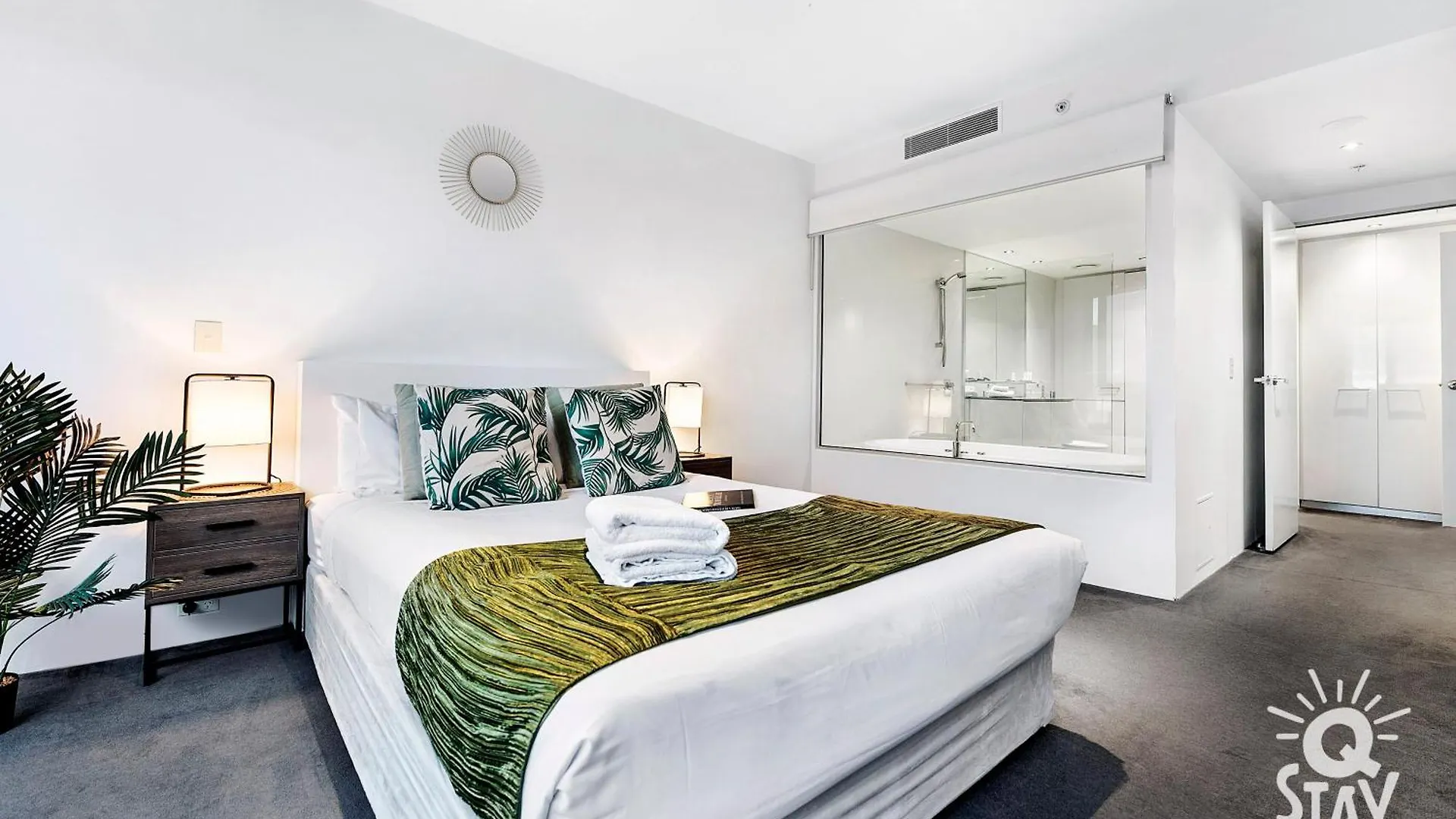 Circle On Cavill - 2 Bedroom Ocean View Units