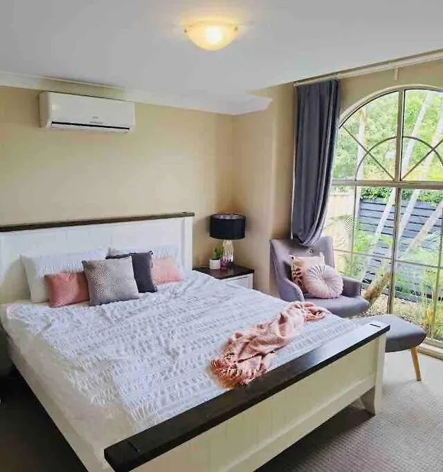 Family Friendly 4 Bedroom House Close To Parks בית נופש