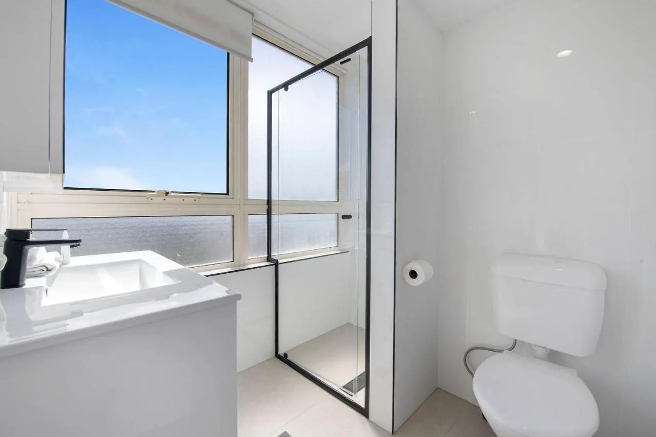 Large Waterfront In Surfers Paradise - Coasthm