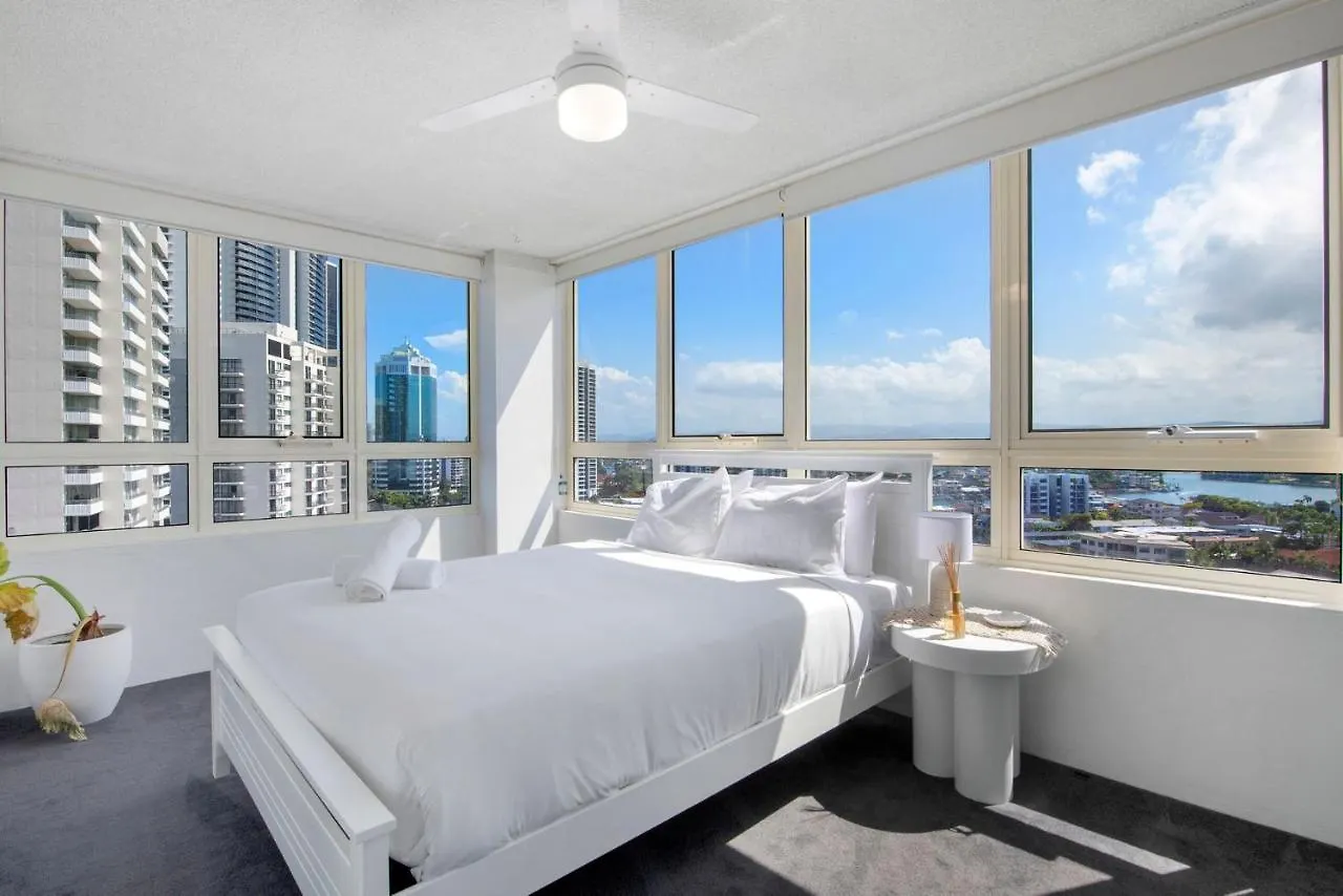Large Waterfront In Surfers Paradise - Coasthm *