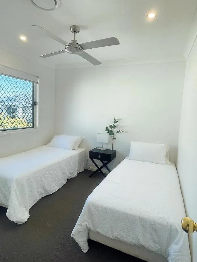 Near Helensvale Station Homestay