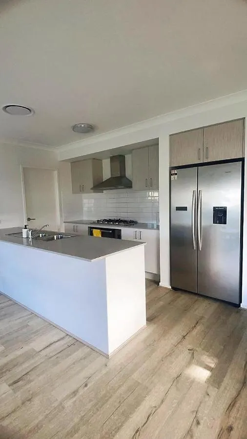 Near Helensvale Station Homestay