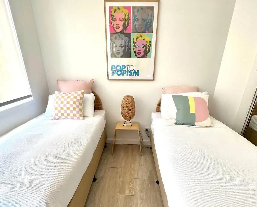 Blush On Broadbeach- Beachside And Pet Friendly, 3rd Floor Walk Up Apartment