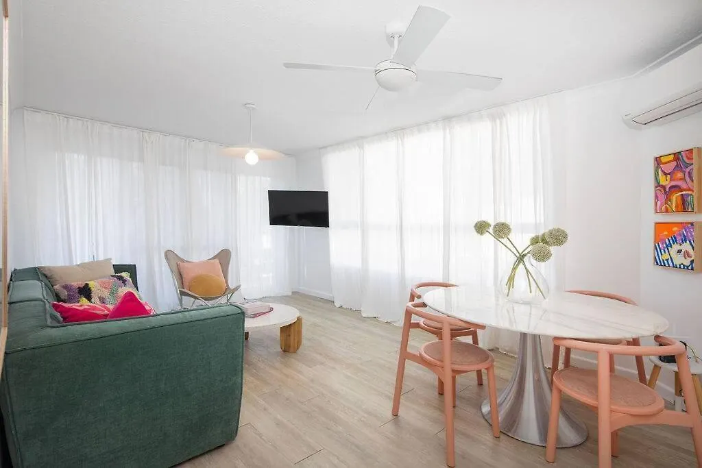 Blush On Broadbeach- Beachside And Pet Friendly, 3rd Floor Walk Up Gold Coast