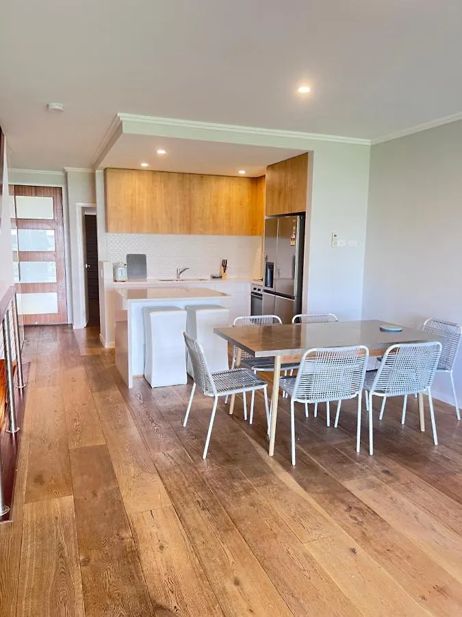 Near New 4br Townhouse Next To Shopping Mall Appartement Gold Coast