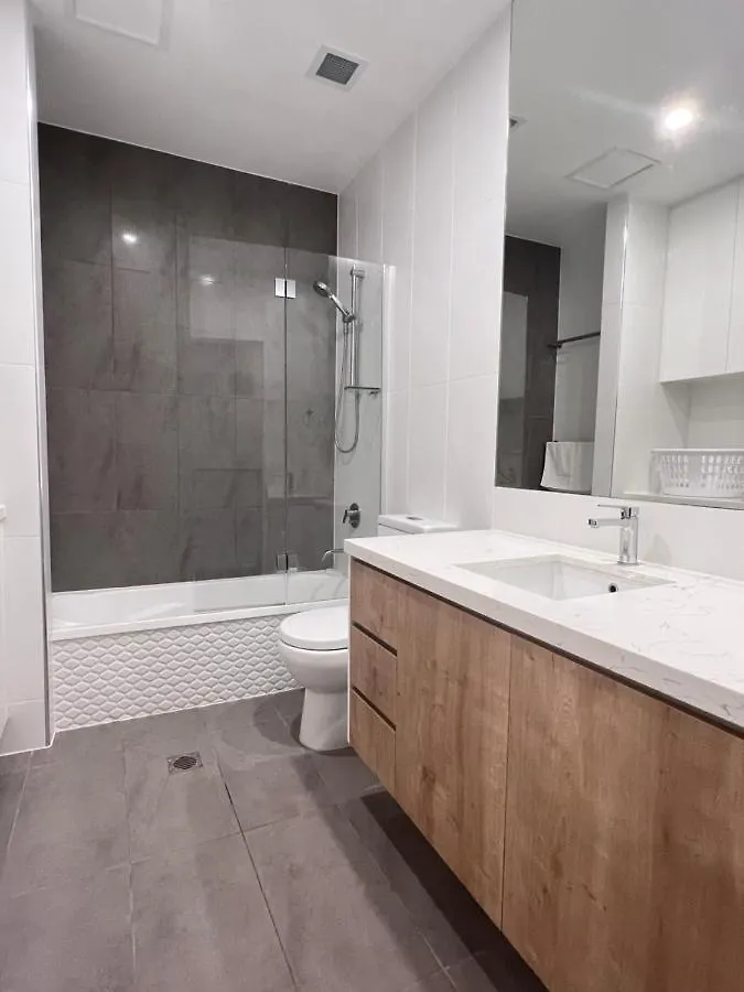 Near New 4br Townhouse Next To Shopping Mall *