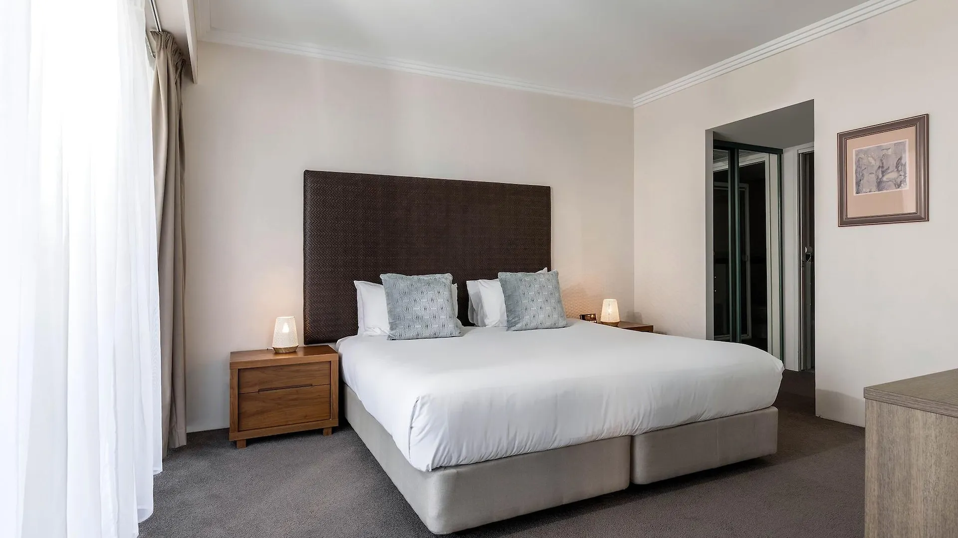 Aparthotel Mantra Crown Towers 4*
