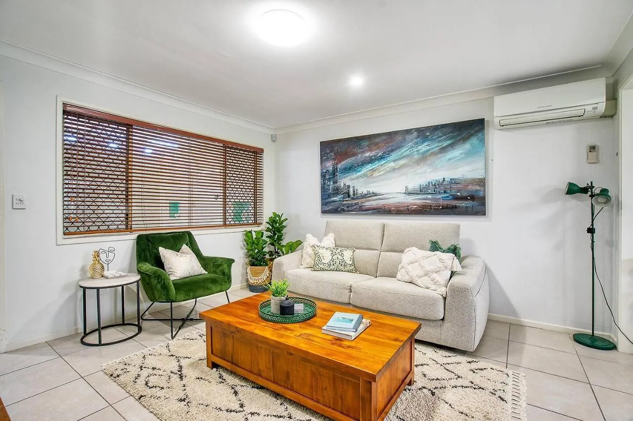 'buzzing Surfers' Vibrant Indoor-outdoor Lifestyle Apartamento *