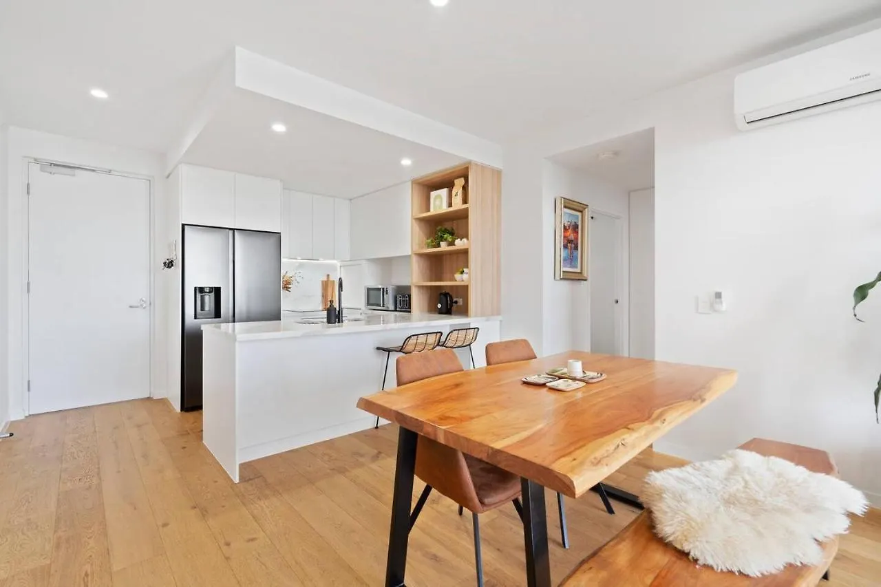 'tropical Tides' Resort-style Chic At Palm Apartment Gold Coast