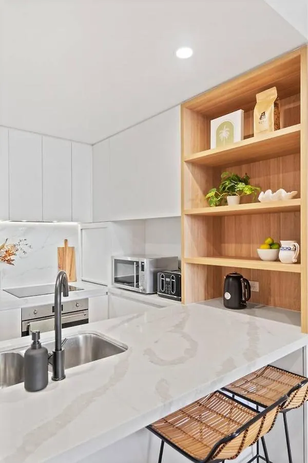 'tropical Tides' Resort-style Chic At Palm Apartment