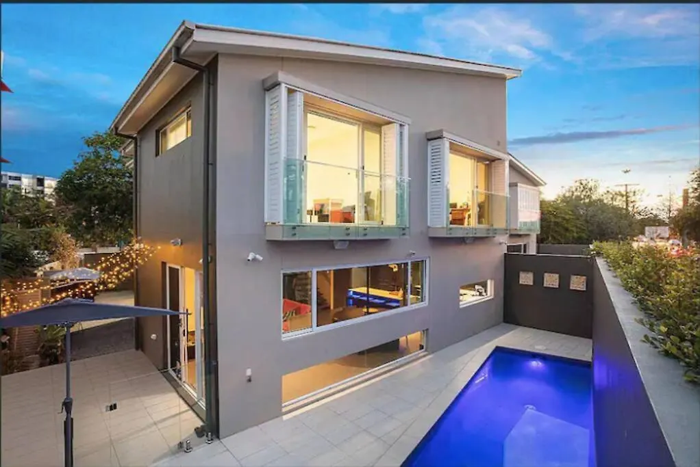 וילה Stylish Surfers Paradise Haven 4br4b Stunning Pool 2