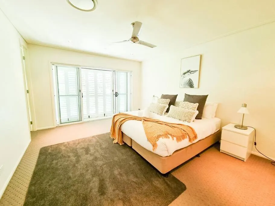 וילה Stylish Surfers Paradise Haven 4br4b Stunning Pool 2 *