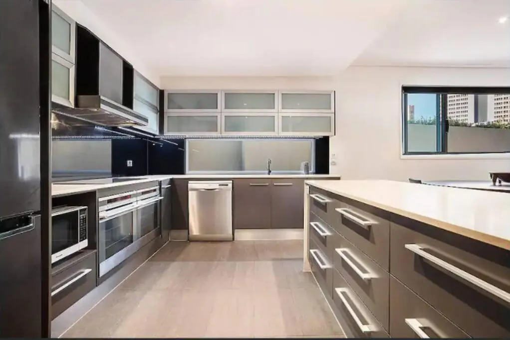 Stylish Surfers Paradise Haven 4br4b Stunning Pool 2 *