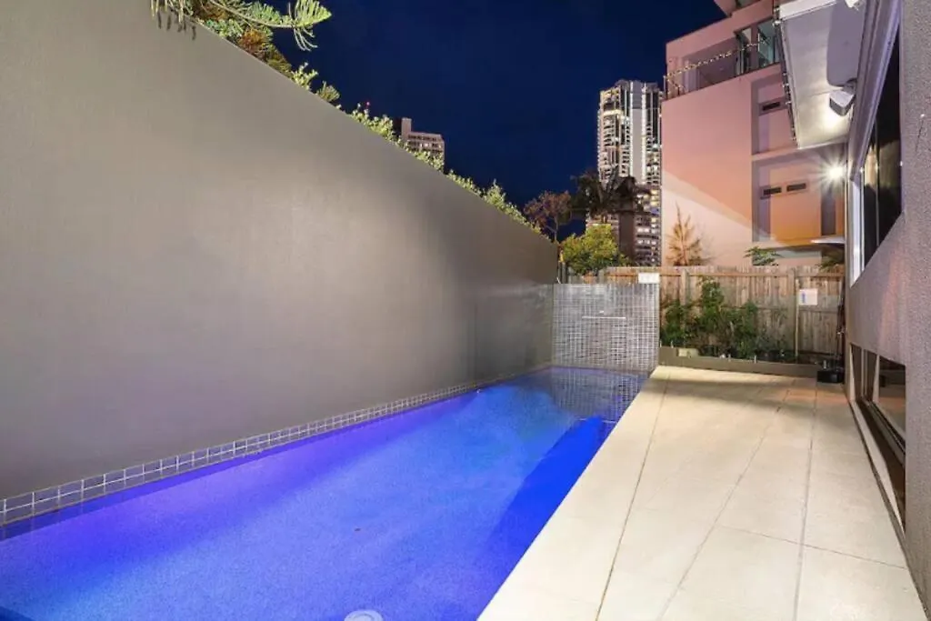 Stylish Surfers Paradise Haven 4br4b Stunning Pool 2 גולד קוסט