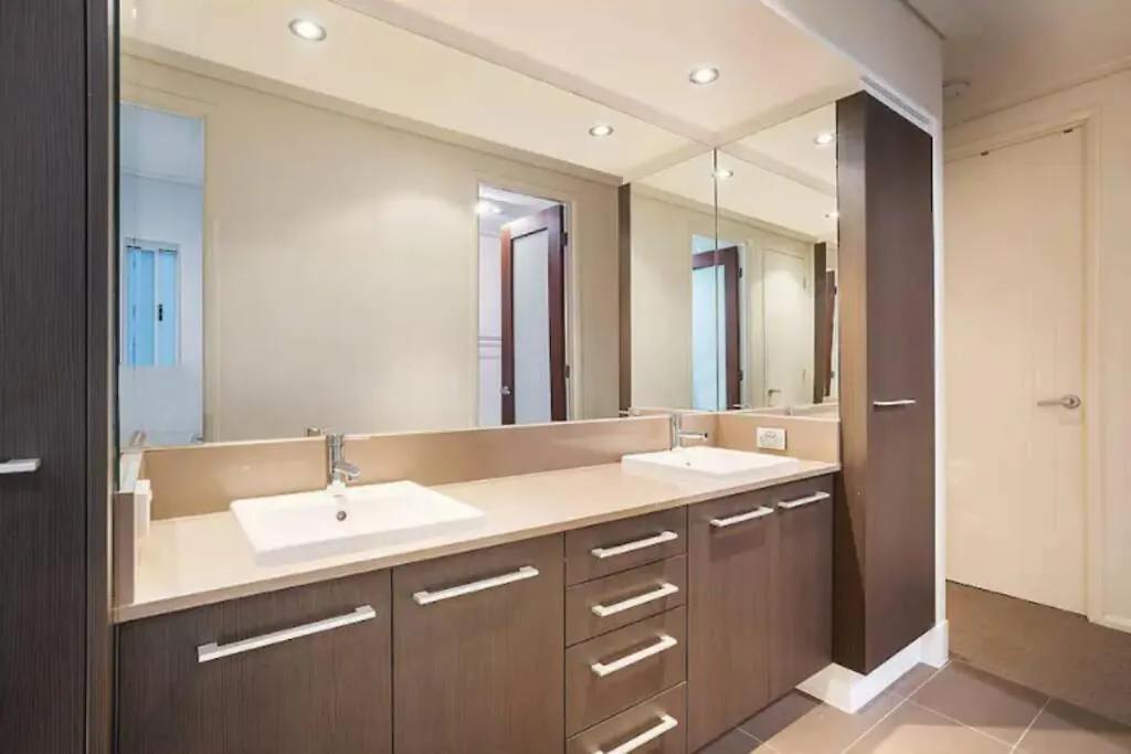 Stylish Surfers Paradise Haven 4br4b Stunning Pool 2 וילה