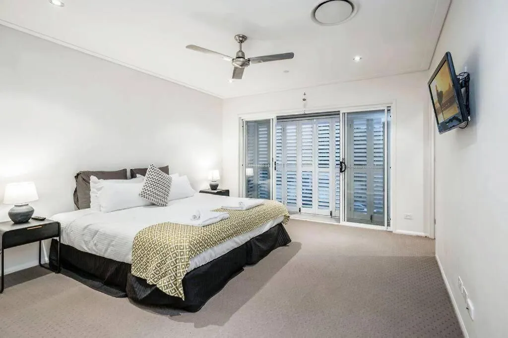 Large Spacious 4br4b Surfers With Pool 1 *