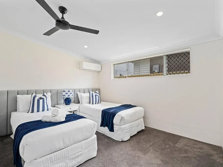 Southport Oasis 6br Pool Central