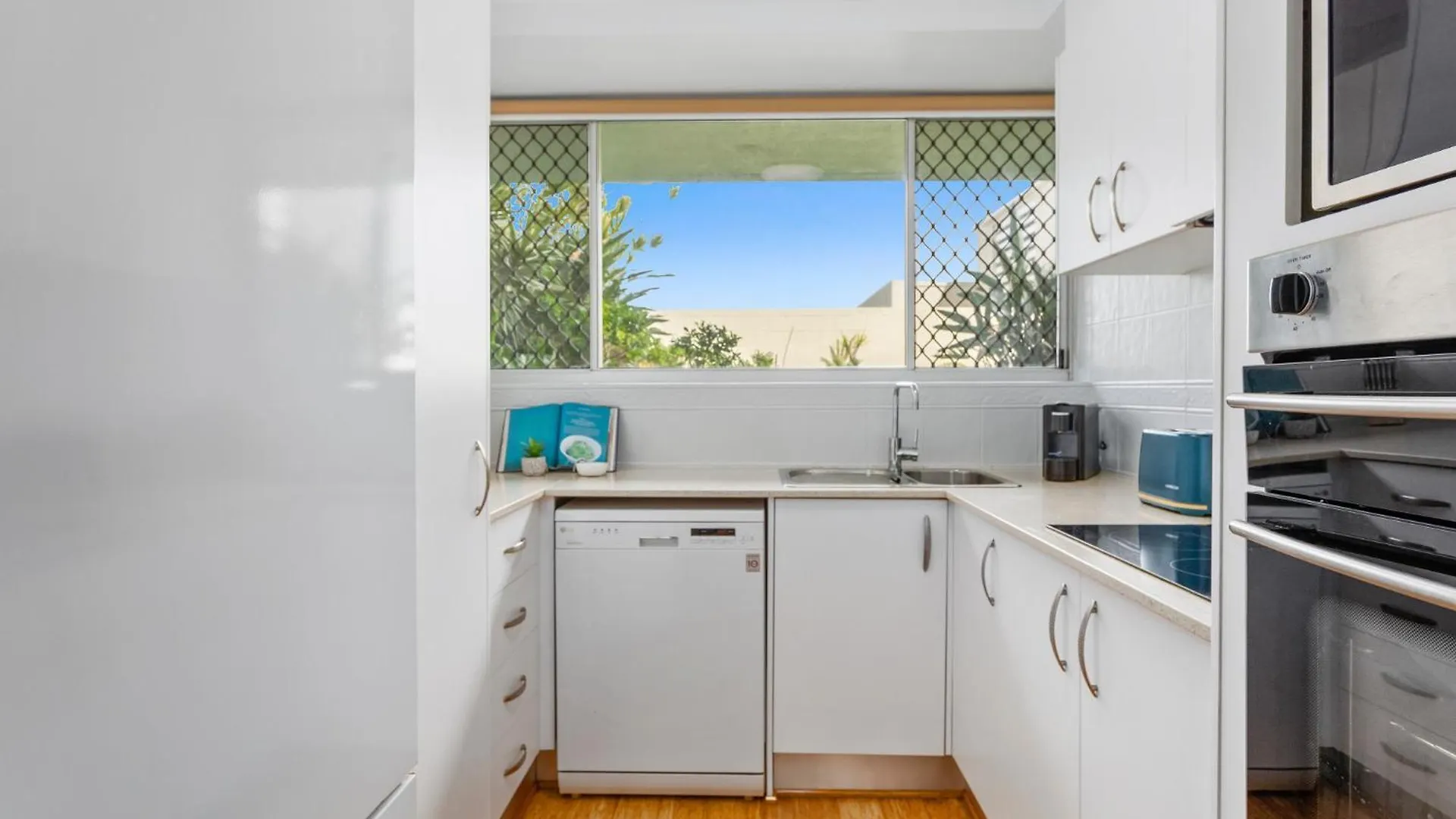 Beachfront 2-bed With Pool, Bbq & Tennis Court *
