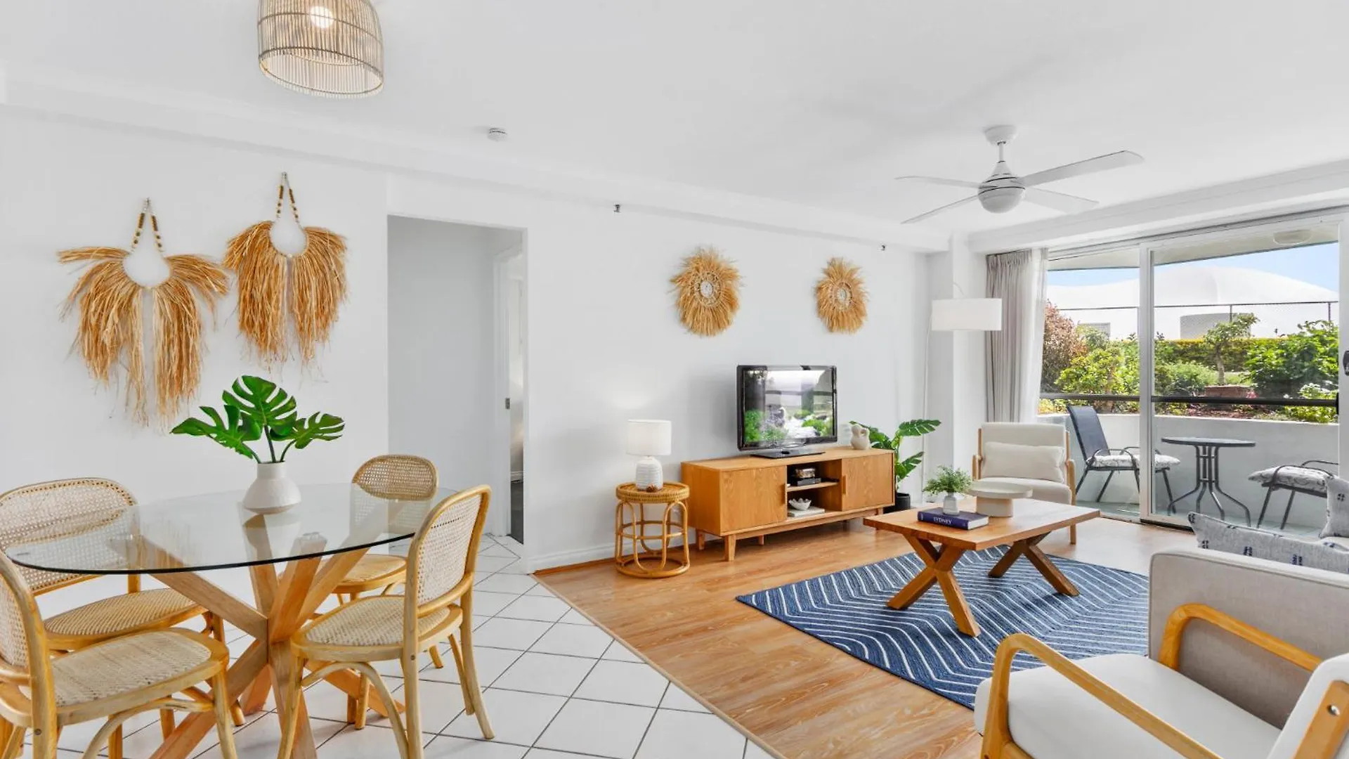 Beachfront 2-bed With Pool, Bbq & Tennis Court