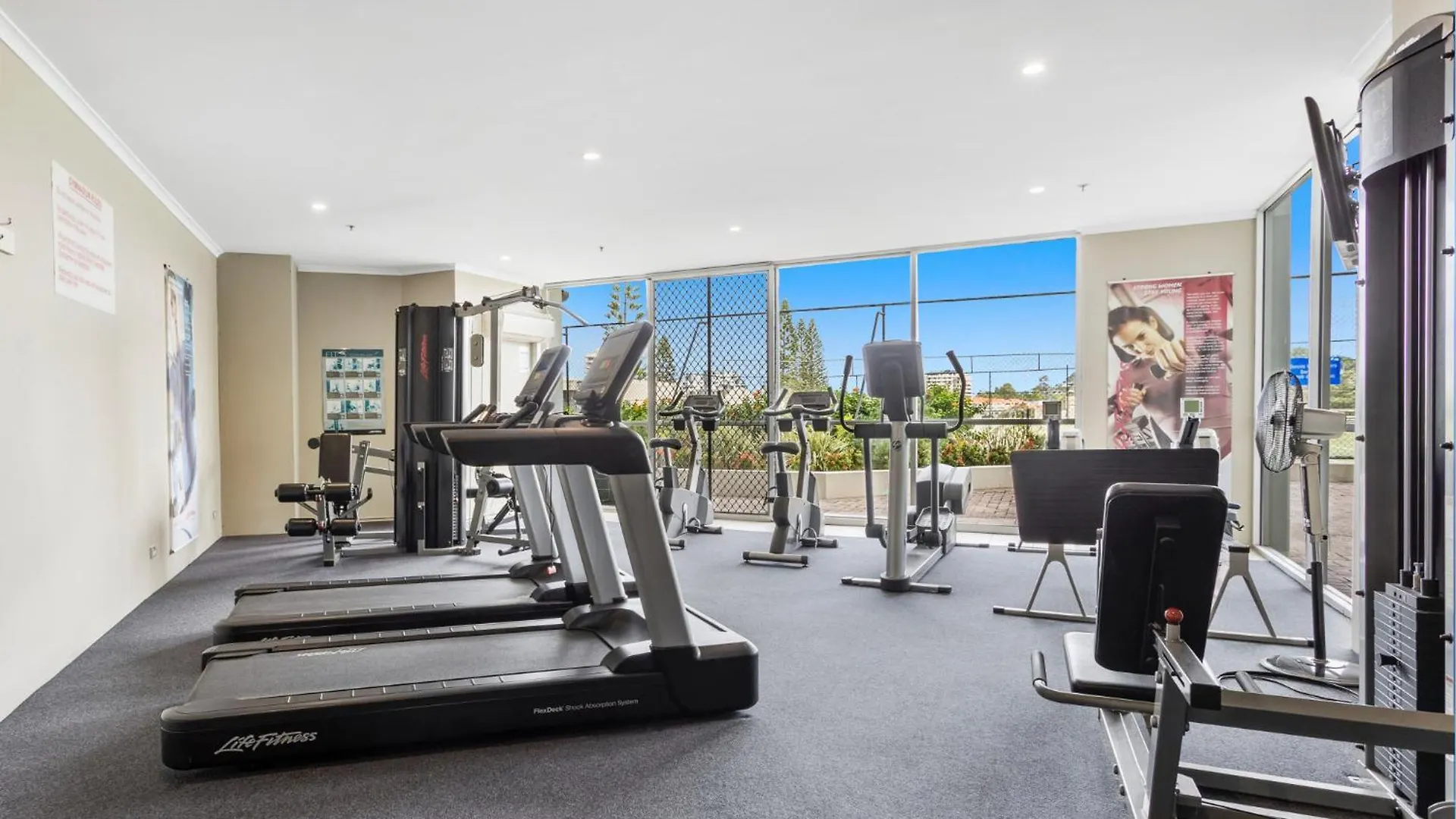 Beachfront 2-bed With Pool, Bbq & Tennis Court דירה *