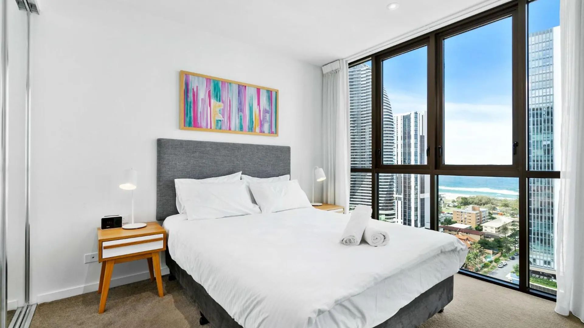 Elegant 2-bed With Stunning Views, Pool, Bbq, Gym *
