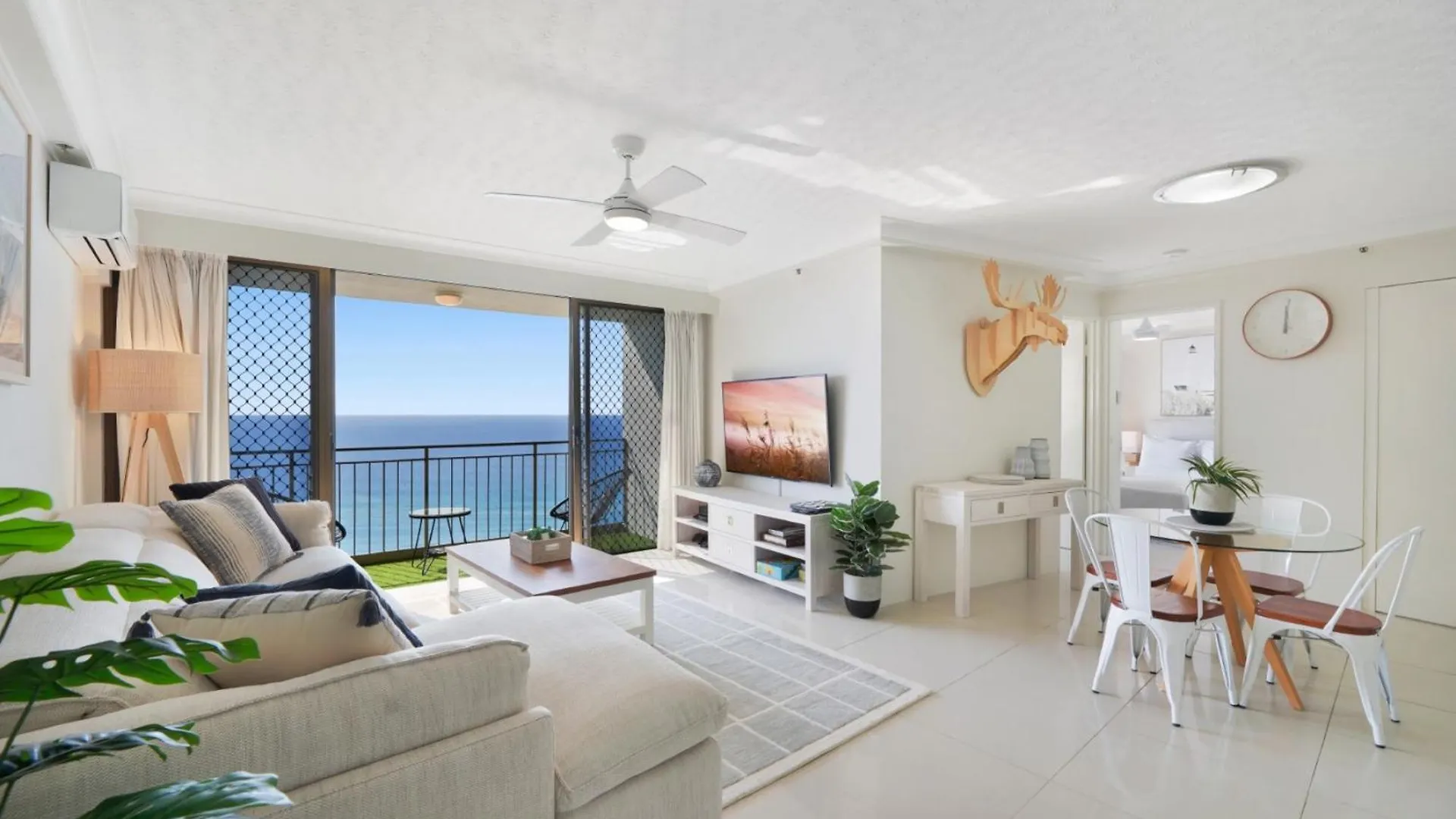 Apartment 2-bedroom With Impeccable Ocean Views *