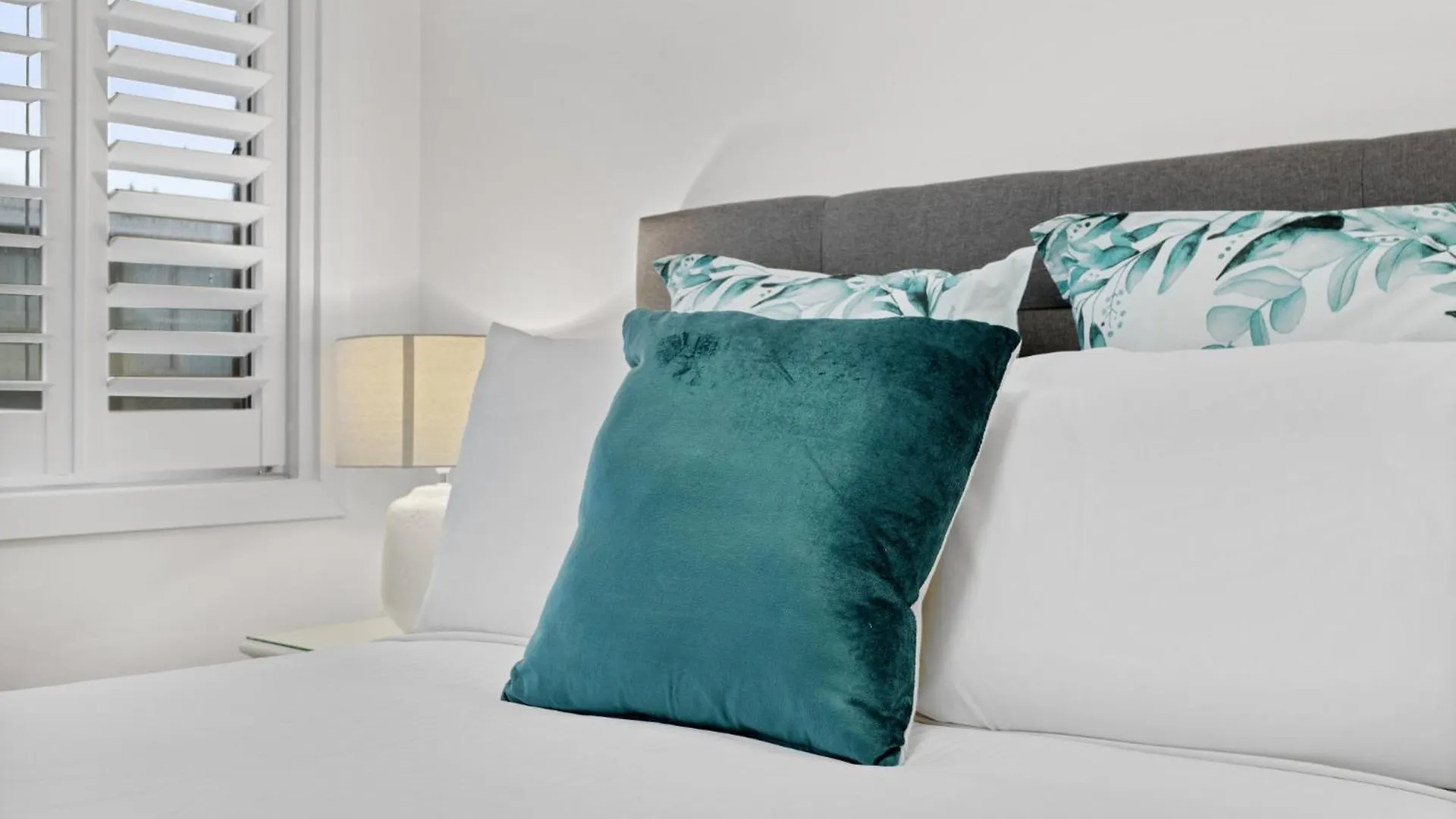 Lejlighed Wake To Waves In Spacious 3-bed Beachfront Unit