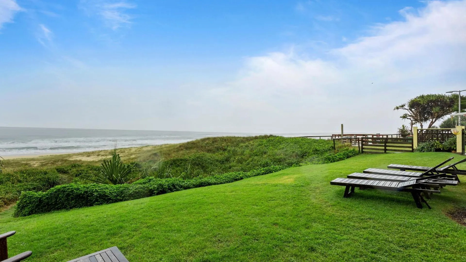 Wake To Waves In Spacious 3-bed Beachfront Unit * Gold Coast