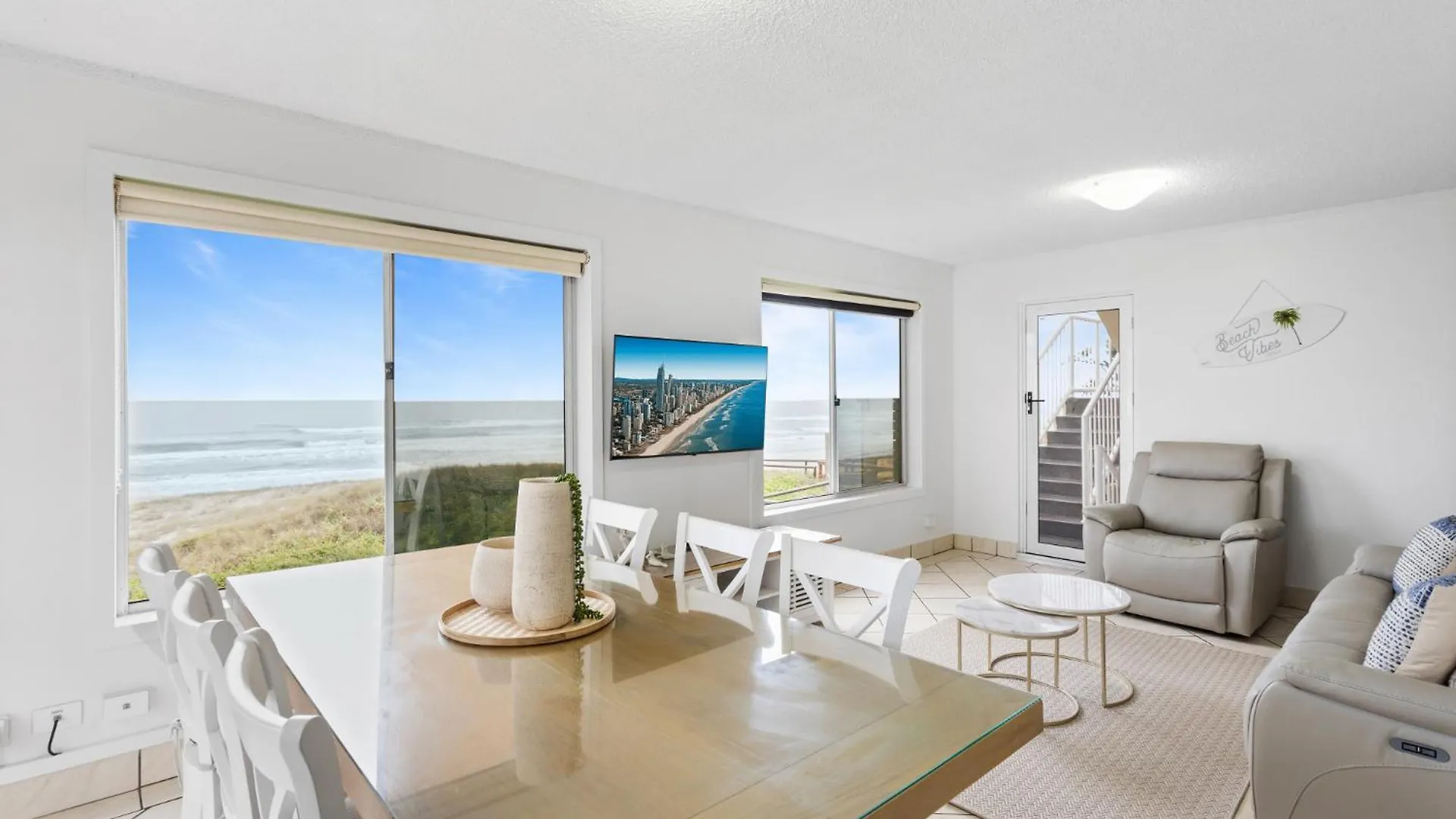 Wake To Waves In Spacious 3-bed Beachfront Unit Lejlighed *