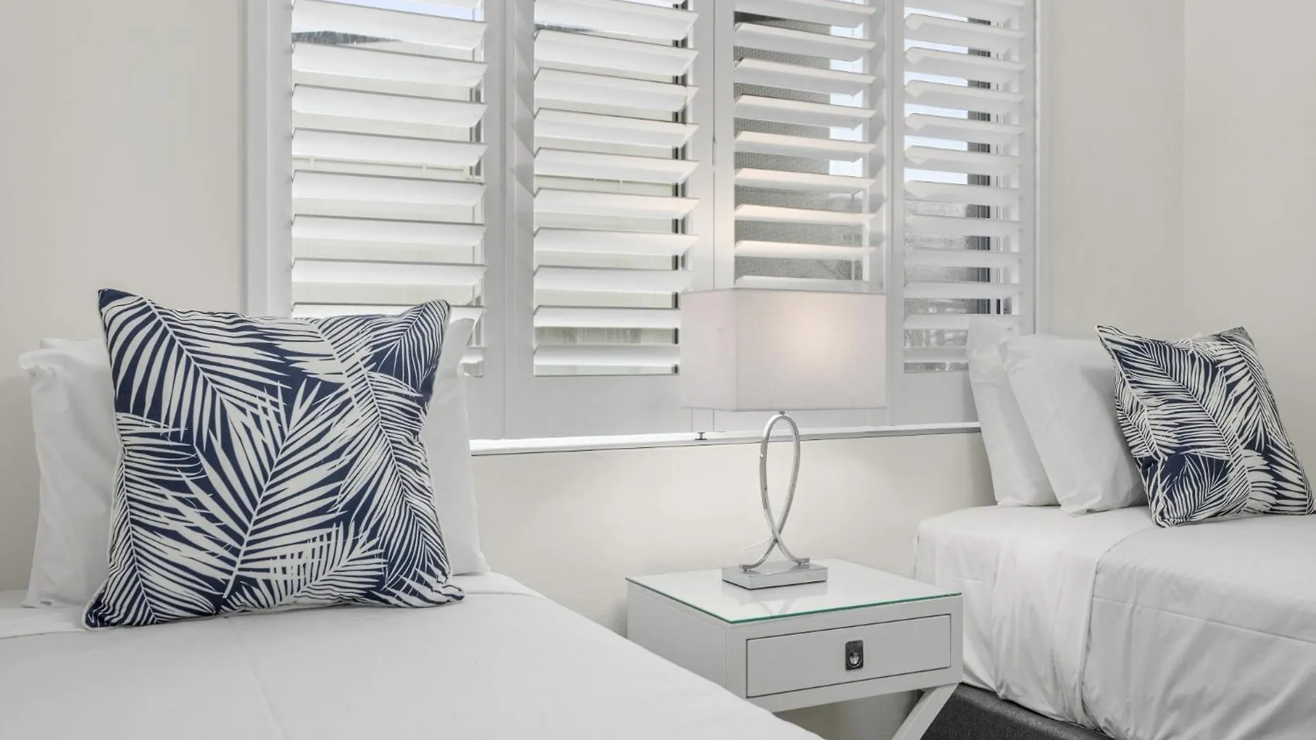 Lejlighed Wake To Waves In Spacious 3-bed Beachfront Unit *