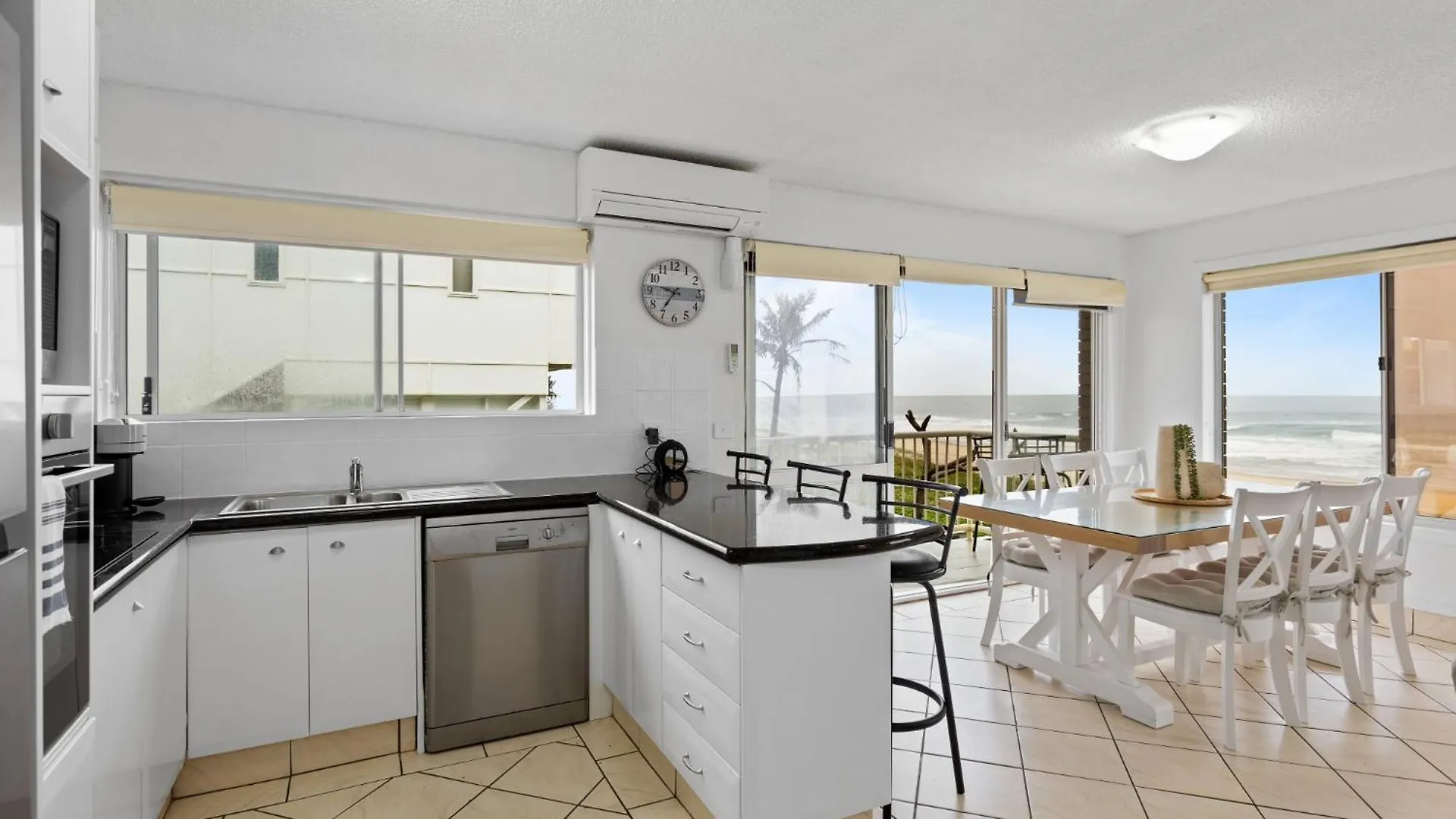 Wake To Waves In Spacious 3-bed Beachfront Unit Lejlighed *