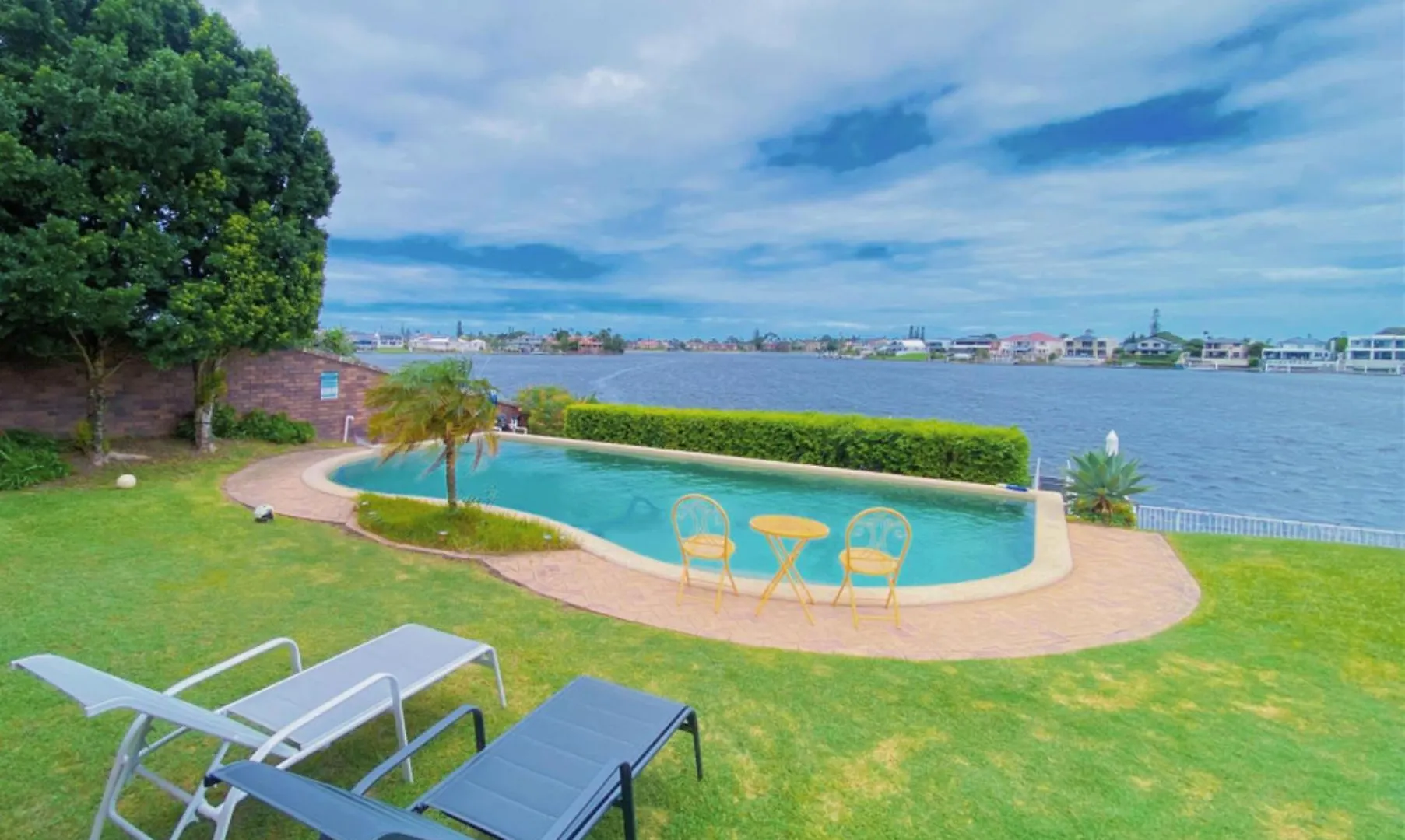 Kozyguru Waterfront, With Private Jetty Qmw019 Holiday home Gold Coast