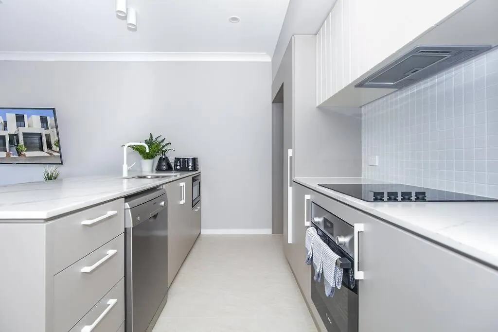 Cheerful 3 Bedroom Townhouse With Parking *