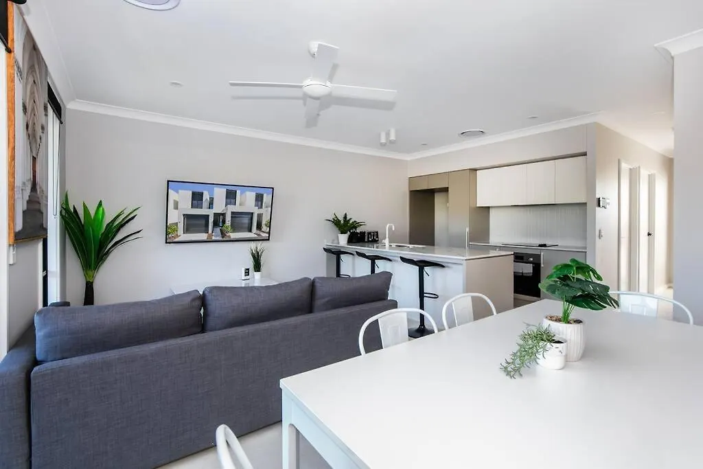 Cheerful 3 Bedroom Townhouse With Parking Holiday home