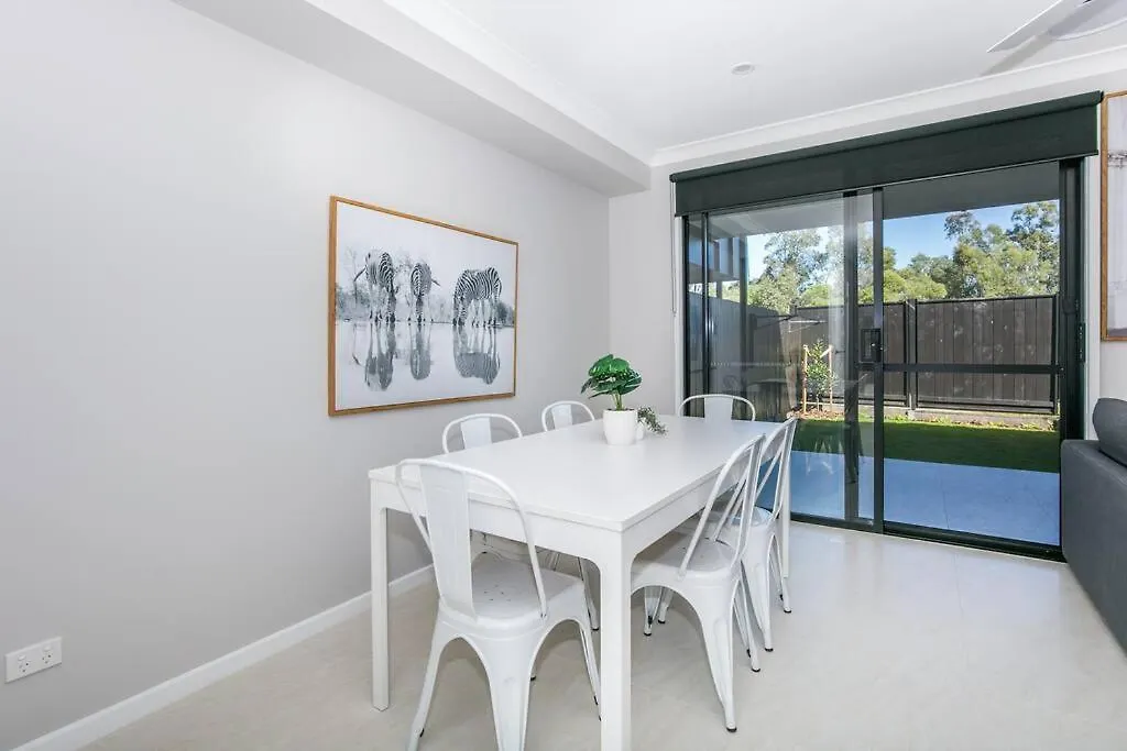 Cheerful 3 Bedroom Townhouse With Parking * Gold Coast