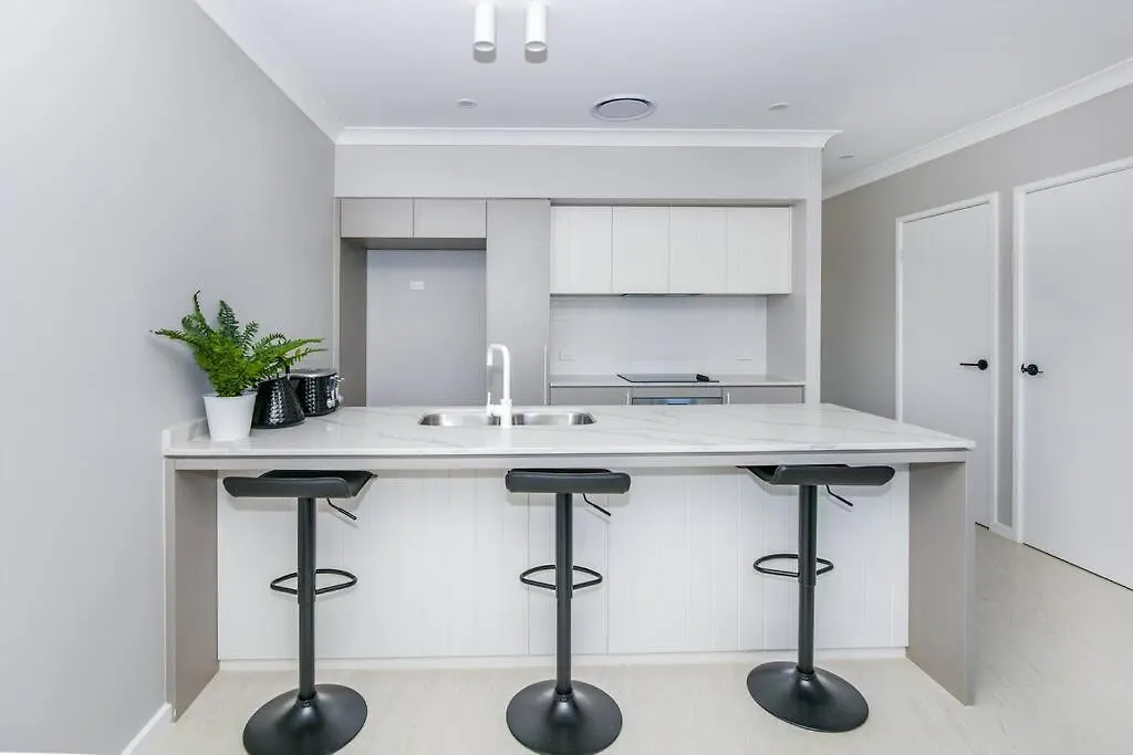 Cheerful 3 Bedroom Townhouse With Parking Holiday home *