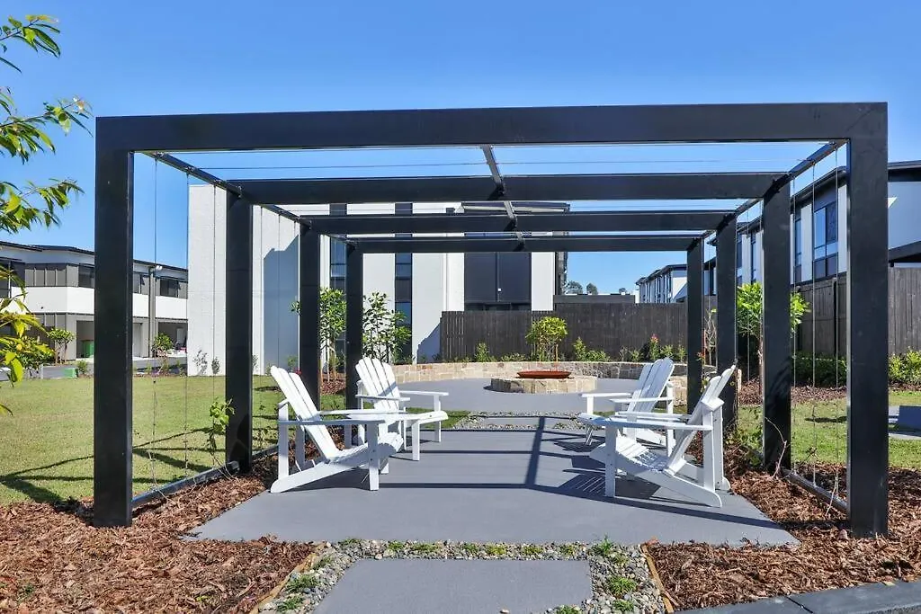 Cheerful 3 Bedroom Townhouse With Parking