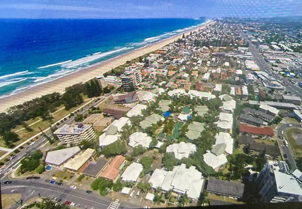 Broadbeach Beachside! Home, Carport, Courtyard, Pools Spas Gold Coast