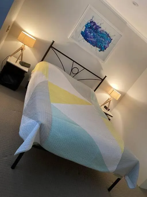 Broadbeach Beachside! Home, Carport, Courtyard, Pools Spas Hébergement de vacances *