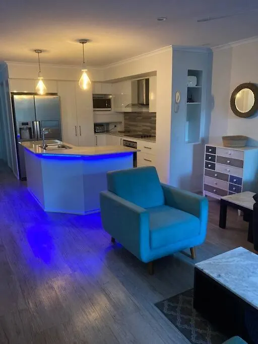 Hébergement de vacances Broadbeach Beachside! Home, Carport, Courtyard, Pools Spas Gold Coast