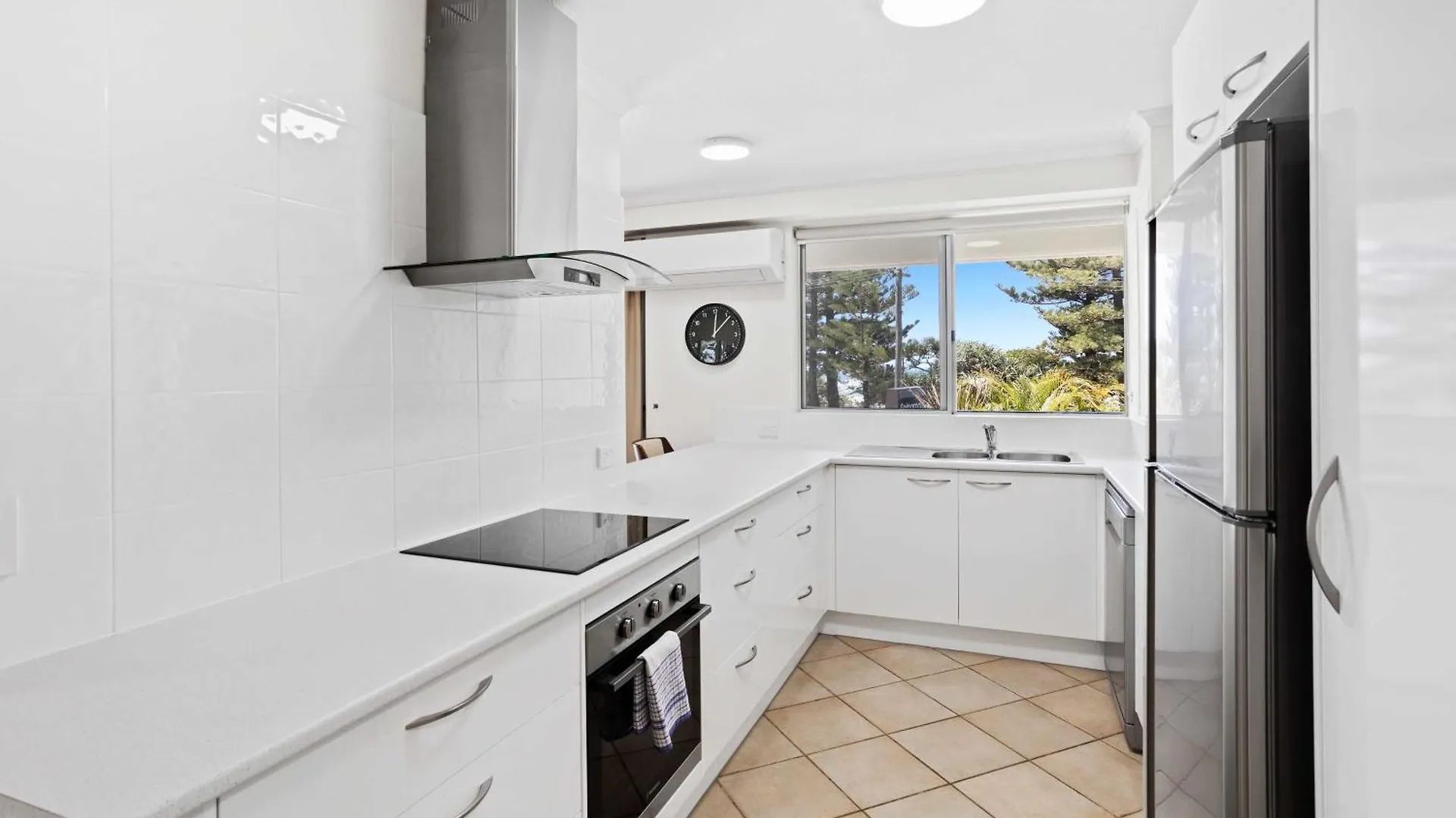 Daire Solnamara - Hosted By Burleigh Letting *