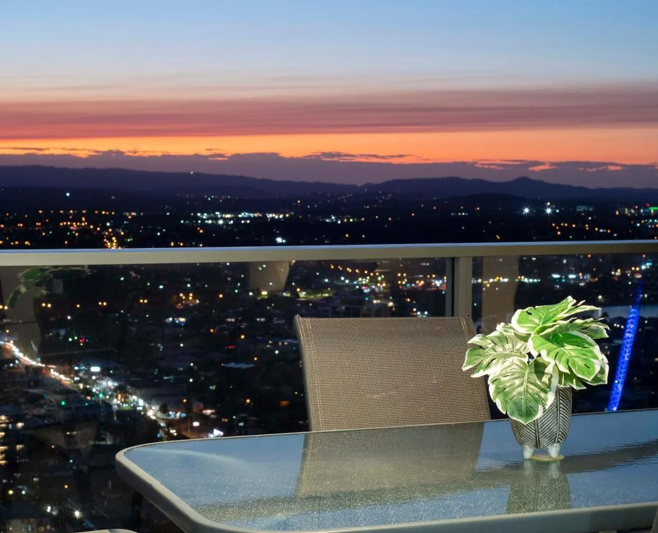 Two Bedroom Self Contained - Circle On Cavill - Privately Managed Apartamento
