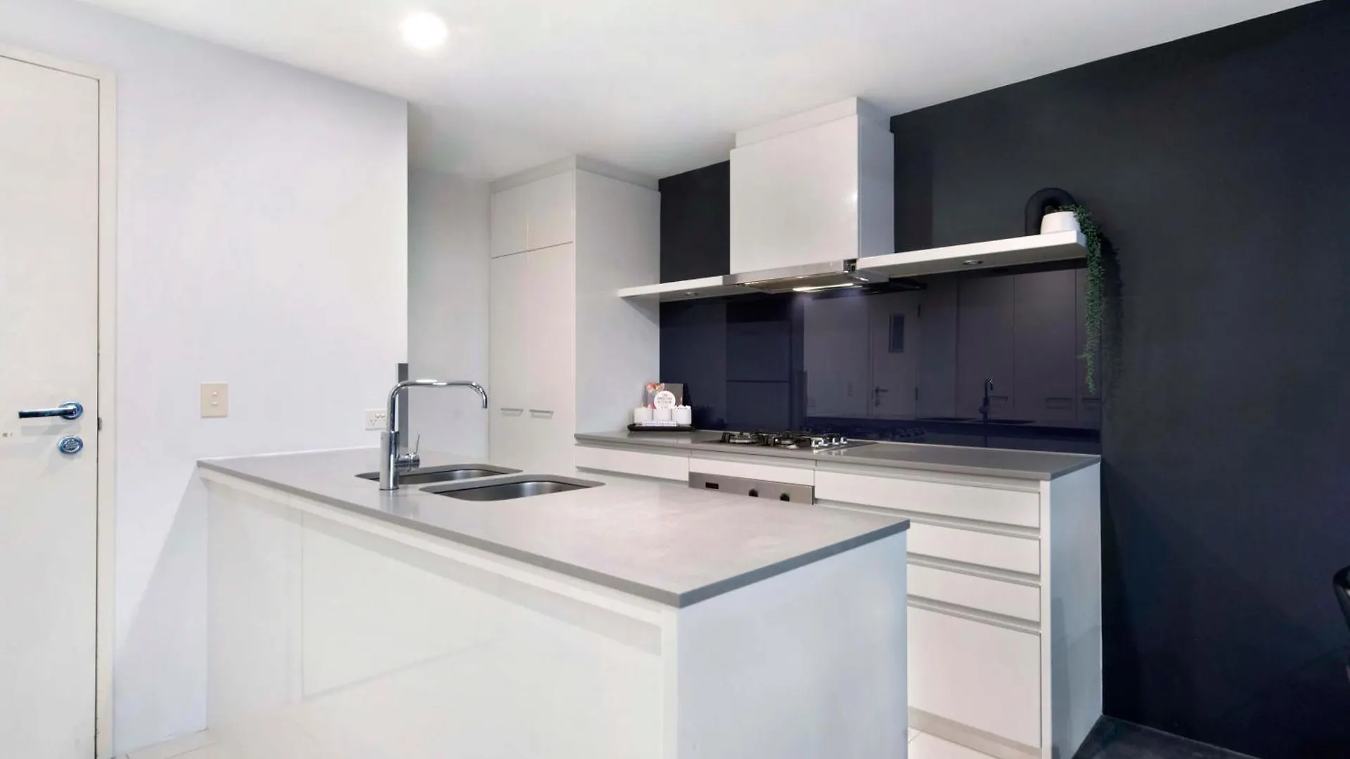 Two Bedroom Self Contained - Circle On Cavill - Privately Managed * Gold Coast