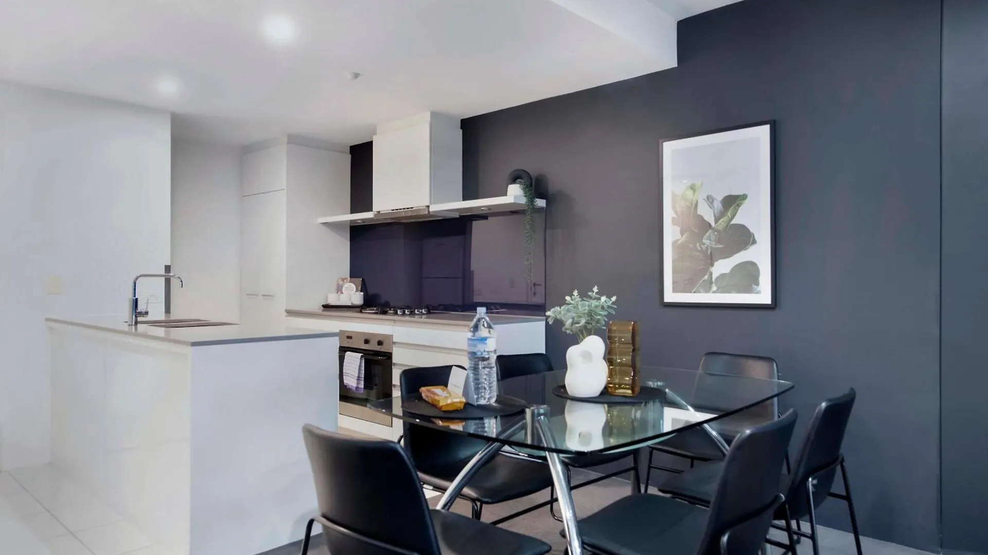 Two Bedroom Self Contained - Circle On Cavill - Privately Managed Apartamento