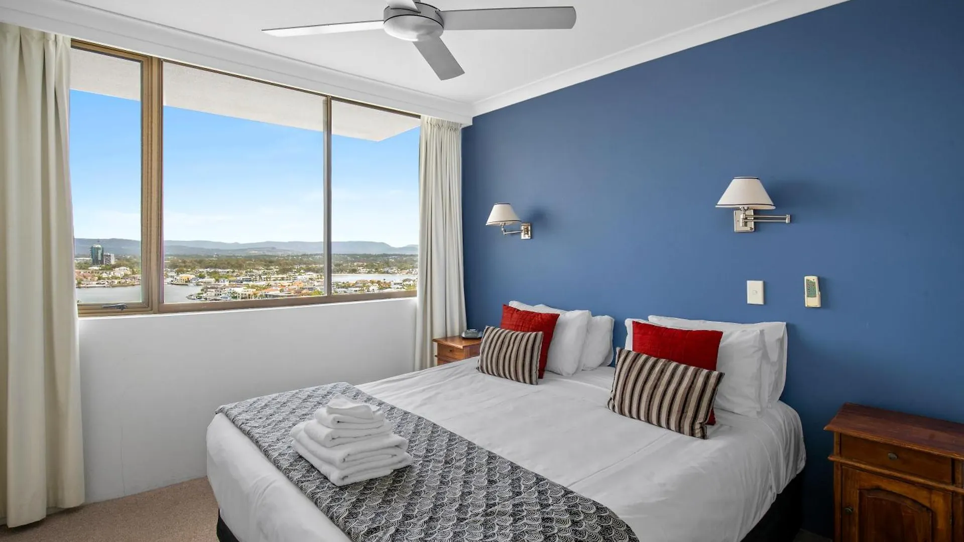 Aparthotel Capricorn One Beachside - Official 4*
