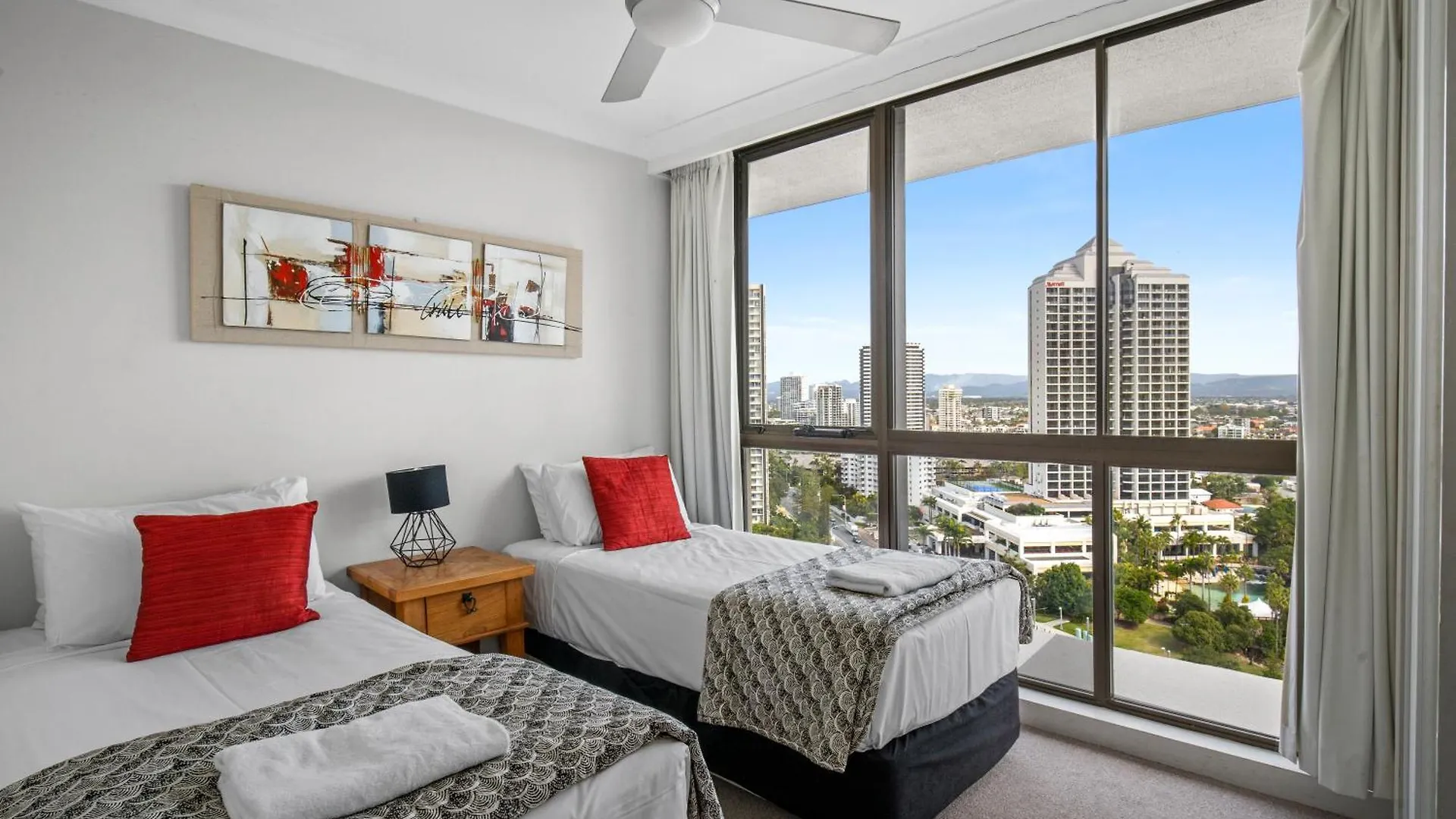 Capricorn One Beachside - Official Gold Coast